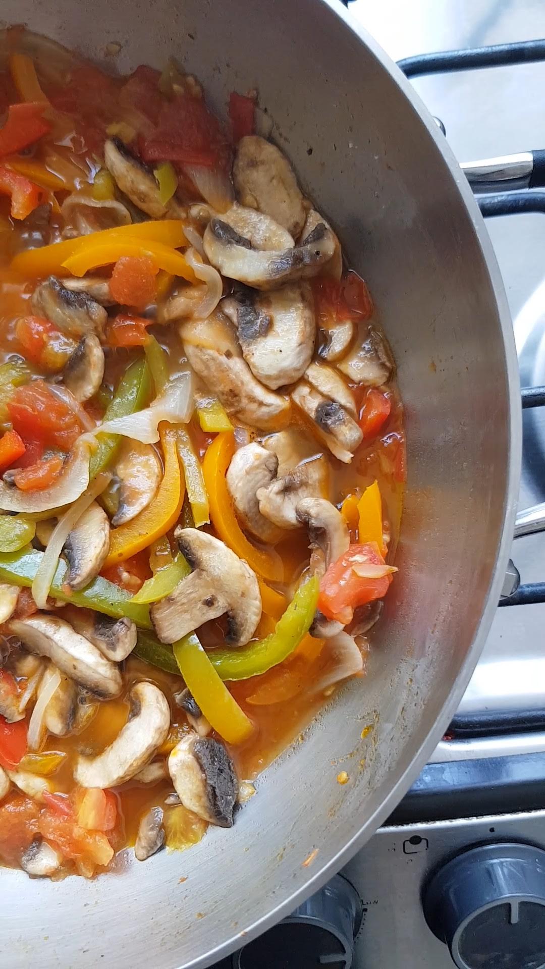 guiso de champiñones y pimientos